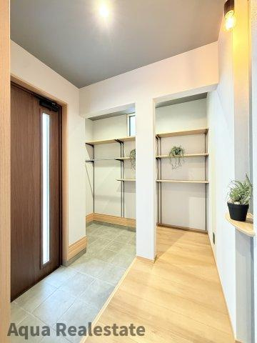 オール電化デザイナーズハウス高松市元山町⑰の玄関|きれいな玄関です