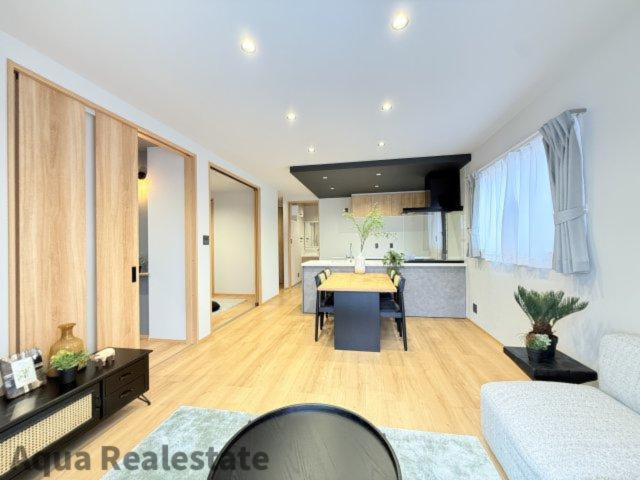 オール電化デザイナーズハウス高松市元山町⑰の居間・リビング|昼下がりには読書やお昼寝でもしながらのんびりと過ごすひと時…。家族が集まる空間を、一番明るい空間に。