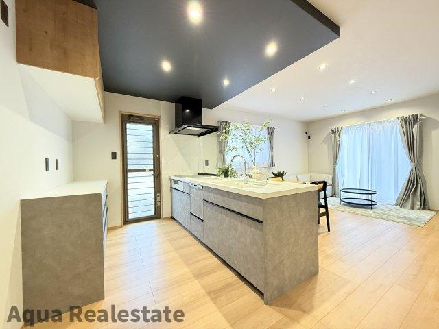 オール電化デザイナーズハウス高松市元山町⑰のキッチン|家族とのコミュニケーションを楽しむ、対面キッチン。料理の準備をしながら会話が弾み、心温まるひとときが広がります。家族の絆が深まる、理想の空間を体感しませんか？