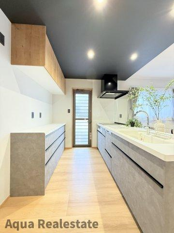 オール電化デザイナーズハウス高松市元山町⑰のキッチン|家族とのコミュニケーションを楽しむ、対面キッチン。料理の準備をしながら会話が弾み、心温まるひとときが広がります。家族の絆が深まる、理想の空間を体感しませんか？