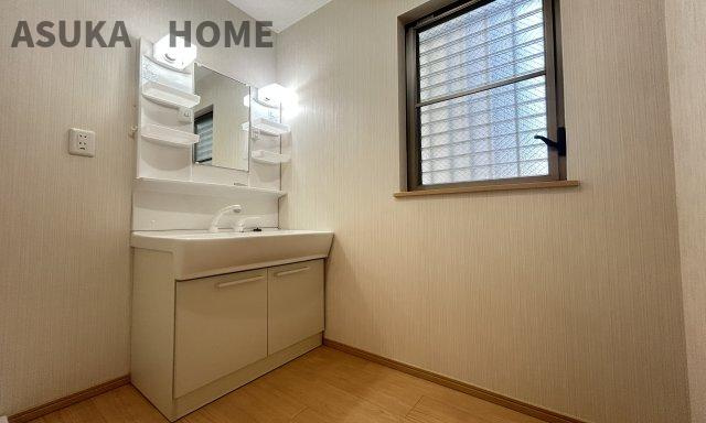 南区清水ケ丘 戸建ての独立洗面台|一日の始まりの朝、歯磨きを新規交換済♪ウォシュレット内蔵の最新トイレ設備です♪
したりメイクや髪をセットしたり・・・使いやすさが考えられた3面鏡です♪