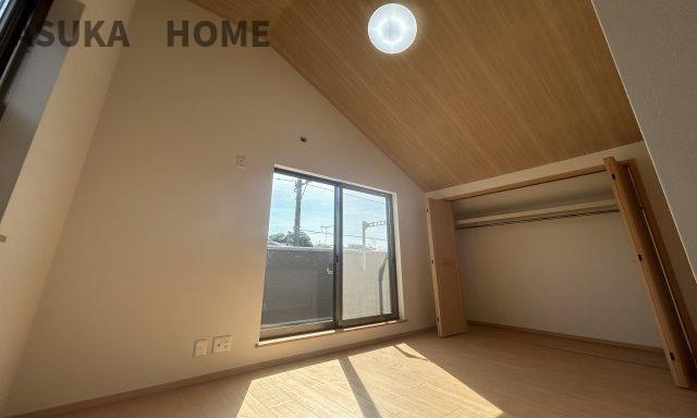 南区清水ケ丘 戸建ての洋室|大きな窓からたっぷりの日差しが降り注ぐ明るい室内です。気持ちの良い朝日を受けて、目覚めの良い健康的な朝を迎えられそうです。