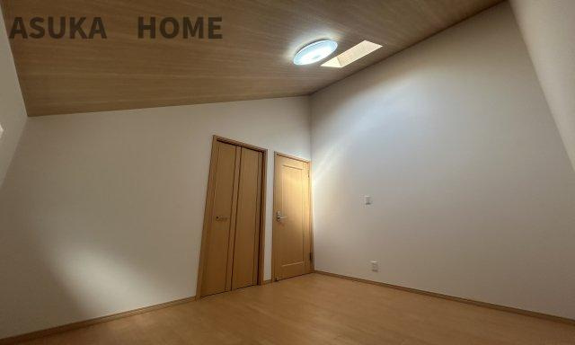 南区清水ケ丘 戸建ての洋室|勾配天井の開放的な居室は居心地◎