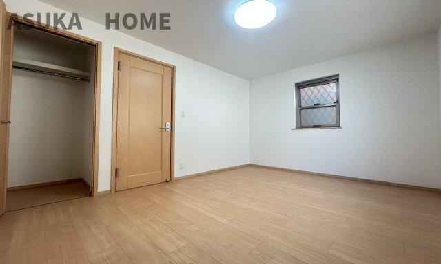 南区清水ケ丘 戸建ての洋室|使い勝手の良い6帖の居室は家具の配置もしやすそうです♪