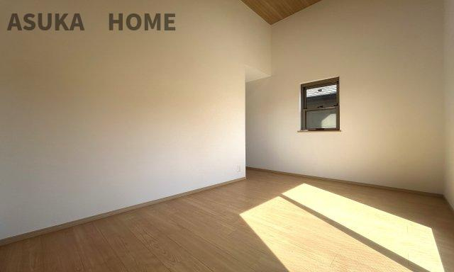 南区清水ケ丘 戸建ての寝室|このお家で一番広い6.5帖のマスターベッドルームは居心地◎