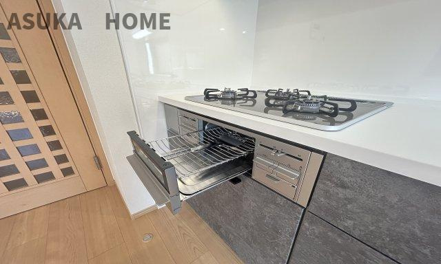 南区清水ケ丘 戸建てのキッチン|両面焼きグリル付きの3口コンロで日々のお料理の幅も増えそうです♪熱探知がついているので、揚げ物料理が苦手にしている方も挑戦してみてください(^^)/