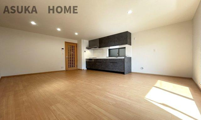 南区清水ケ丘 戸建ての居間・リビング|ここにはみんなが集い、食事と楽しい会話が始まる。話に夢中になりすぎて、ついつい時を忘れてしまう。そんな束の間の幸せを感じさせてくれる場所。