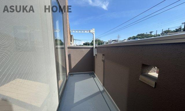 南区清水ケ丘 戸建てのバルコニー|南西向きで陽当りの良いバルコニーは、風通りも良く洗濯物の渇きも早く家事の時短にもなりますよ。