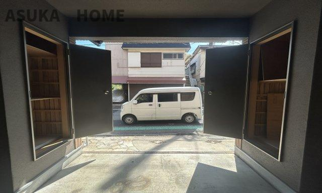 南区清水ケ丘 戸建ての収納|駐車場にもたっぷり収納♪お子様の外遊びの道具入れに重宝しそうです♪