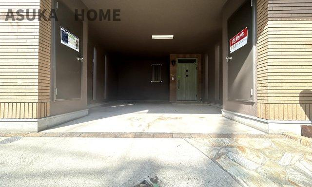 南区清水ケ丘 戸建ての駐車場|しっかりとした空間が確保されたビルトイン車庫です♪