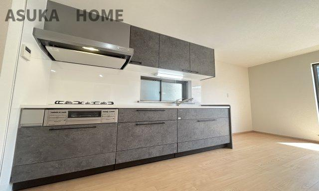 南区清水ケ丘 戸建てのキッチン|ご夫婦や親子での料理をする時間が楽しくなる使い勝手の良い、広いワークトップ♪