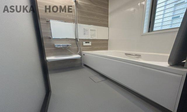 南区清水ケ丘 戸建ての浴室|ゆったり足が伸ばせるので、毎日の疲れを癒すバスタイムを実現。ご家族みんなでも入れますね♪浴室換気乾燥暖房機付きで浴室内干しも可能！