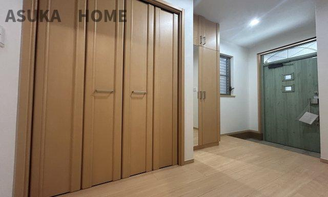 南区清水ケ丘 戸建ての玄関|収納が多い広々とした玄関です