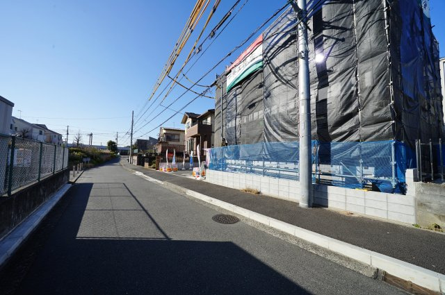 【横浜市瀬谷区二ツ橋町543-5全3棟新築戸建て】★仲介手数料無料★（二ツ橋小学校・東野中学校）の前面道路含む現地写真