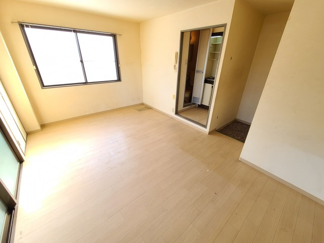 【居間・リビング】 | 光の差し込む明るいお部屋です
