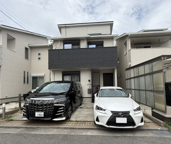 大阪狭山市茱萸木6　太陽光×こだわり回遊動線の家の外観|車は3台並列可（※車種によります）
