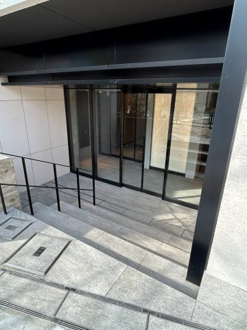 シーズンフラッツ新大塚のエントランス