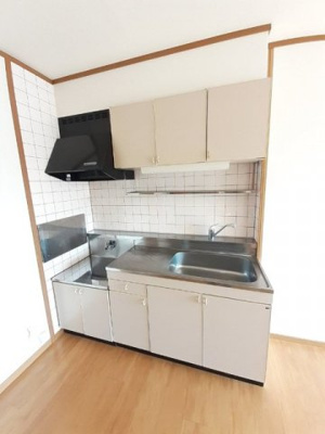 【キッチン】 | サンエステート 2LDKH | コンパクトなキッチンで掃除もラクラク