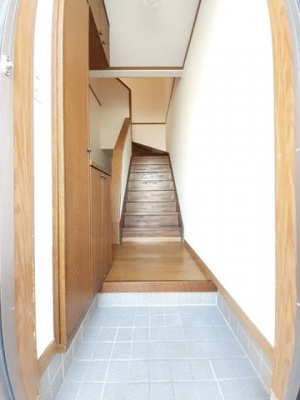 【玄関】 | サンエステート 2LDKH | 収納もある玄関です