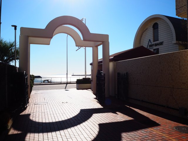 ライオンズマンション鎌倉　新規内装フルリフォーム済のエントランス|海がすぐそこ