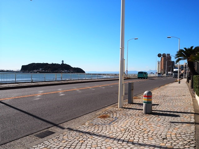 ライオンズマンション鎌倉　新規内装フルリフォーム済の周辺|マンションから出ると海と江ノ島