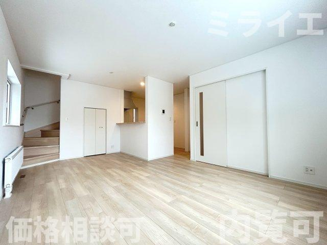 【新築戸建】札幌市豊平区月寒東2条16丁目2棟の居間・リビング|対面キッチンを採用。内装(壁・床・建具)は白を基調とし、明るい雰囲気となっています。