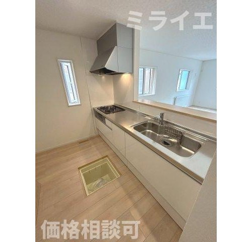 【新築戸建】札幌市豊平区月寒東2条16丁目2棟のキッチン|広々システムキッチンは、シンク・調理部分だけではなく、小物から大きな調理器具まで収納でき、出し入れもスムーズな収納充実プランを採用。食洗器設置可能。床下収納あり。