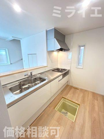 【新築戸建】札幌市豊平区月寒東2条16丁目2棟のキッチン|広々システムキッチンは、シンク・調理部分だけではなく、小物から大きな調理器具まで収納でき、出し入れもスムーズな収納充実プランを採用。食洗器設置可能。床下収納あり。