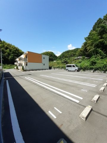 アイズ　ガーデンＢの駐車場
