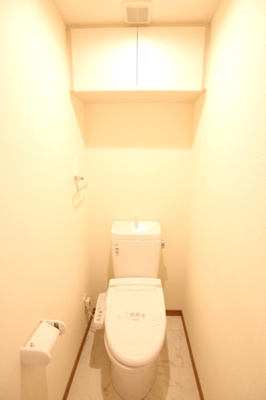 収納棚付きのトイレです！