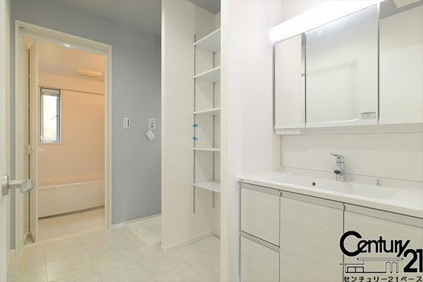 橿原市石原田町 ／新築一戸建の内観：施工例|■三面鏡タイプのミラーキャビネット！収納スペースも豊富です！■