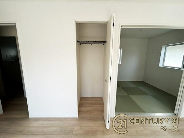 クレイドルガーデン五条畑 ／新築一戸建の収納|■現地撮影写真■リビングにも便利な収納スペースを完備！