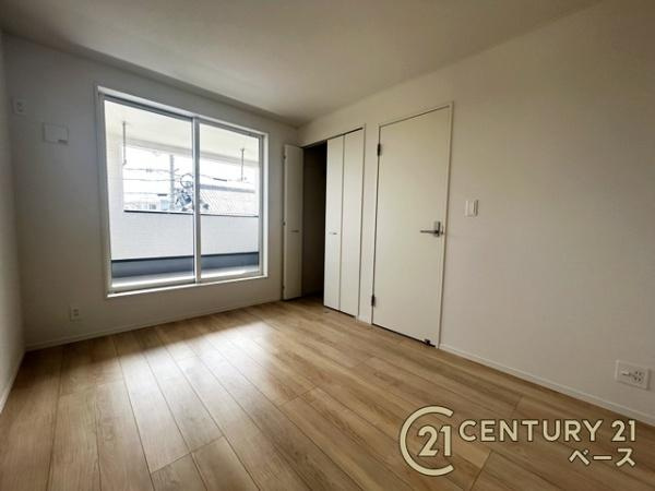 クレイドルガーデン五条畑 ／新築一戸建の洋室|■現地撮影写真■バルコニーに面した開放感のあるお部屋です！