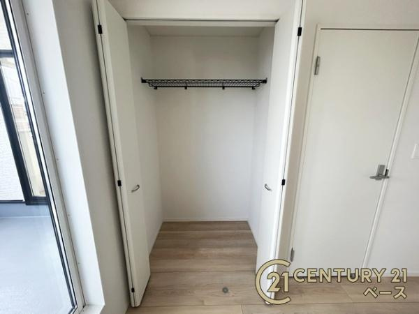 クレイドルガーデン五条畑 ／新築一戸建の収納|■現地撮影写真■冬物のコートや季節のものなどたくさんしまえる広さ！
