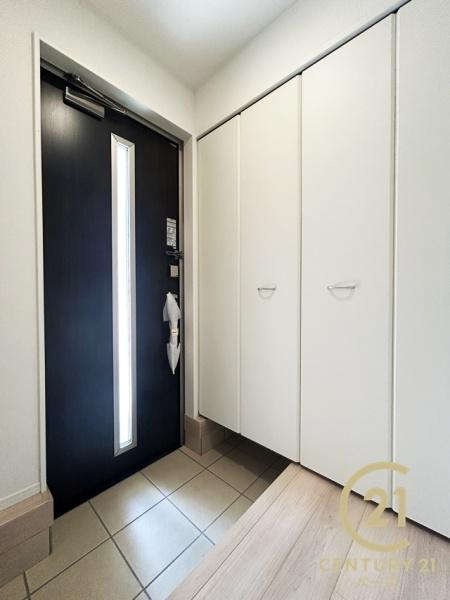 クレイドルガーデン五条畑 ／新築一戸建の玄関|■現地撮影写真■すっきりとした明るい玄関が家族やお客様を迎えてくれます！