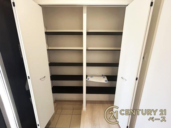 クレイドルガーデン五条畑 ／新築一戸建の玄関|■現地撮影写真■玄関には大容量シューズボックス完備！