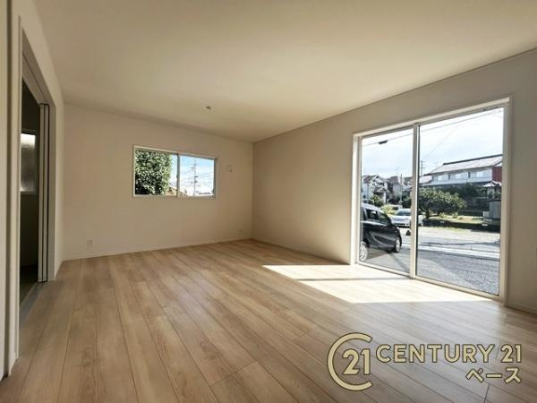 クレイドルガーデン五条畑 ／新築一戸建の居間・リビング|■現地撮影写真■ご家族でくつろいでいただける約１６帖の広々としたリビング！