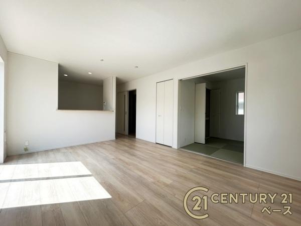 クレイドルガーデン五条畑 ／新築一戸建の居間・リビング|■現地撮影写真■大きな窓から柔らかい光が射し込みます！