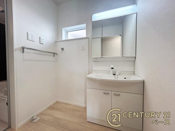 クレイドルガーデン五条畑 ／新築一戸建の独立洗面台|■現地撮影写真■三面鏡タイプのミラーキャビネット！収納スペースも豊富です！