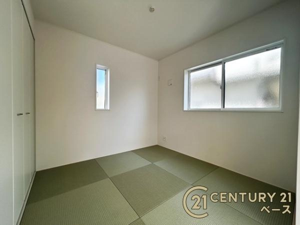 クレイドルガーデン五条畑 ／新築一戸建の和室|■現地撮影写真■ほっこり落ち着ける和室。客間としても、ご家族のくつろぎスペースとしてもご利用いただけます。