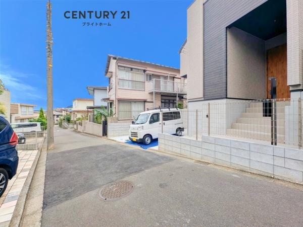 横浜市泉区白百合２丁目の新築一戸建の前面道路含む現地写真|落ち着いた街並みになります。
是非一度、現地へお越しください。 
ご自宅までの送迎もいたします