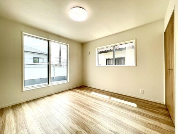 横浜市旭区上白根２丁目の新築一戸建の洋室|窓からの光が嬉しい洋室です。
各居室収納もあり、荷物が多い方にも安心です♪