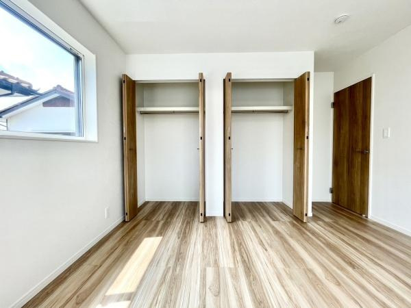 横浜市旭区上白根２丁目の新築一戸建の洋室|クローゼットもあるので収納にも困りません！
荷物が多い方にも安心です。