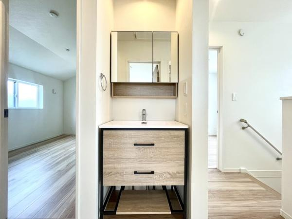 横浜市旭区上白根２丁目の新築一戸建の独立洗面台|おしゃれな洗面台！
収納もしっかりあります！