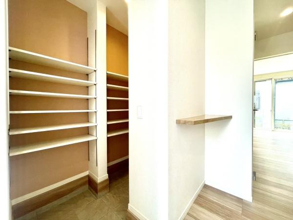 横浜市旭区上白根２丁目の新築一戸建の玄関|収納豊富な玄関です。
この明るい玄関が気持ちよく家族を迎え入れます♪