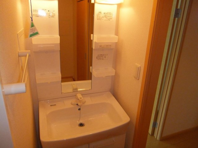 米島一番館の洗面所|明るい洗面所です