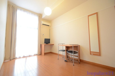 【居間・リビング】 | レオパレスヤバタⅢ | 1Ｆ　仕様、設備は現況と異なる場合があります。