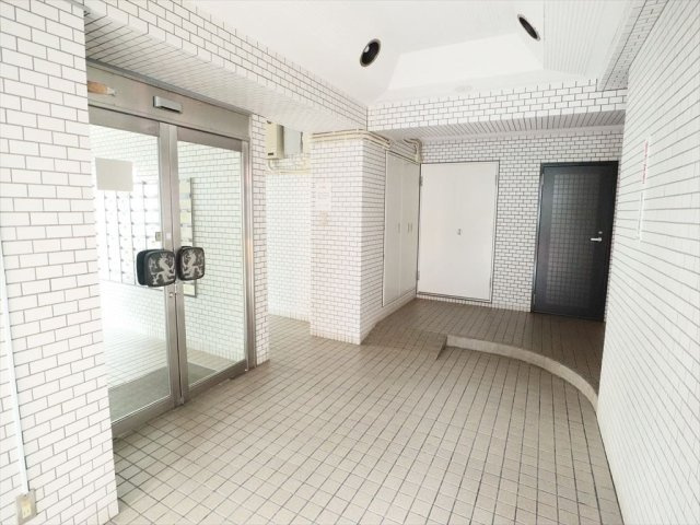 【エントランス】 | ライオンズマンション今宿 | 共用部分はいつもスッキリと清潔に管理されています
