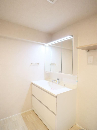 【独立洗面台】 | ライオンズマンション今宿 | 三面鏡裏収納付きの洗面台で、散らかりがちな洗面回りもすっきりと片付きます
