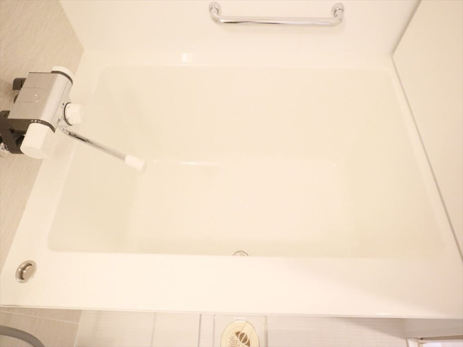 【浴室】 | ライオンズマンション今宿 | 浴槽はプッシュ式の排水栓なので見た目がすっきりしてお掃除もしやすいです